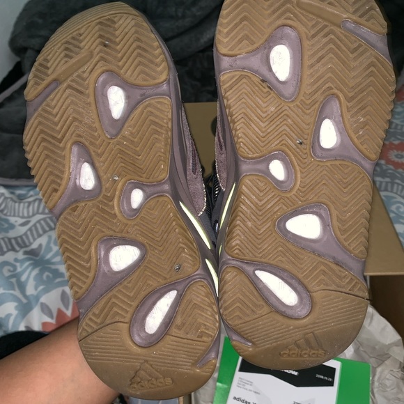 Yeezy Boost 700 Mauve - Picture 2 of 3